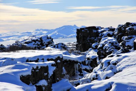 Almannagjá canyon with a view to lake Þingvellir